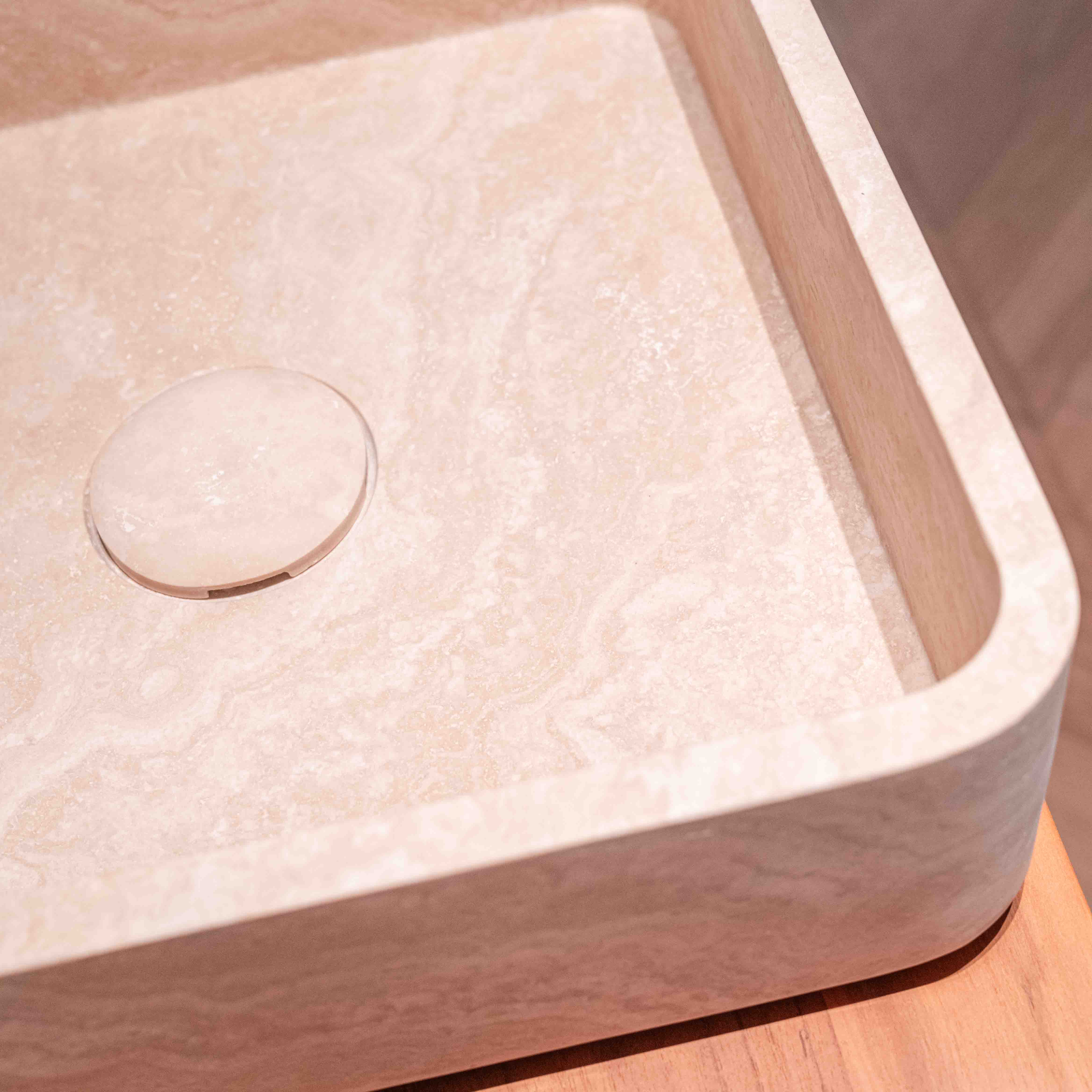 Vasque carrée en travertin beige pour salle de bain