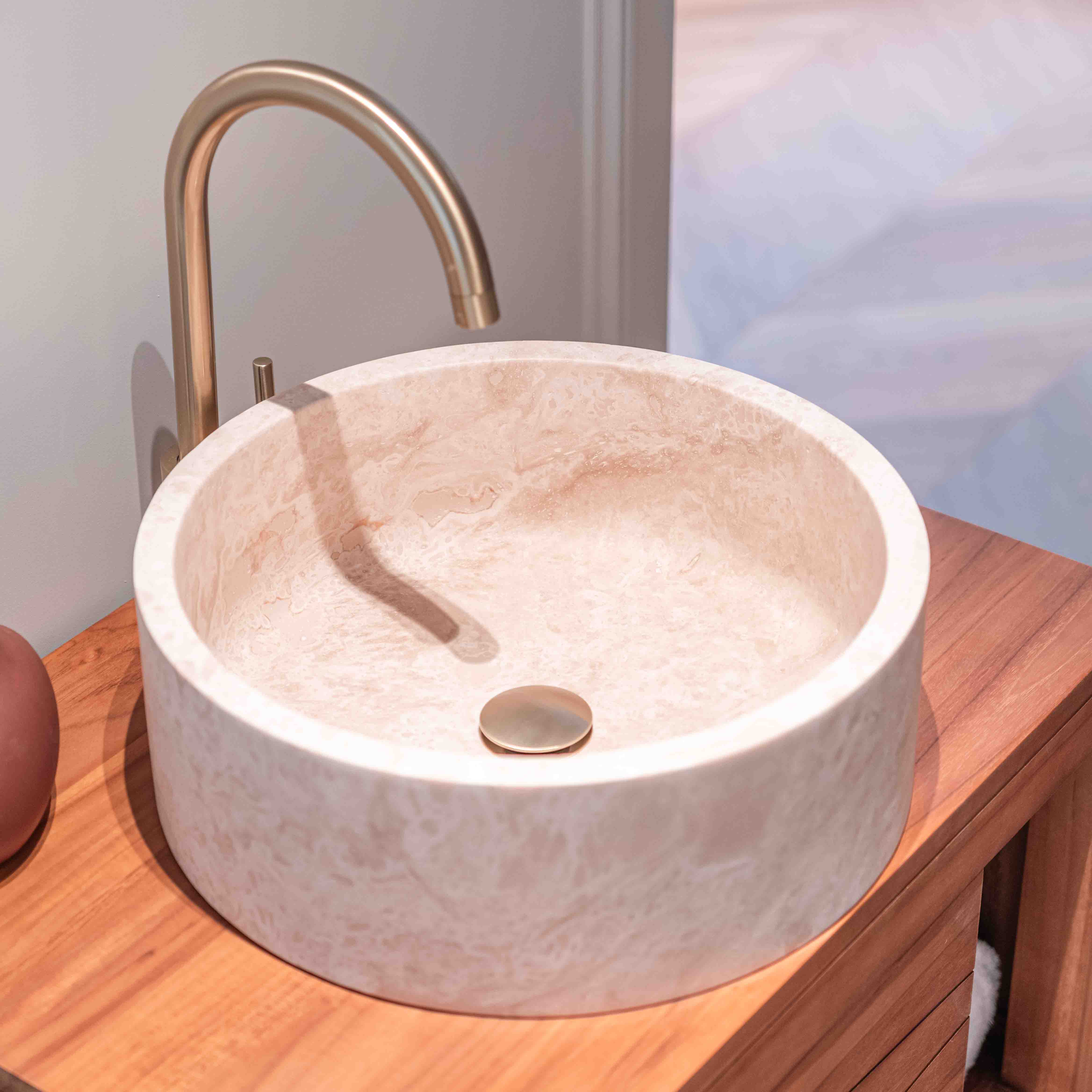 Vasque ronde en travertin beige pour salle de bain luxueuse